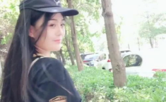 小姐姐回头,瞬间成为焦点